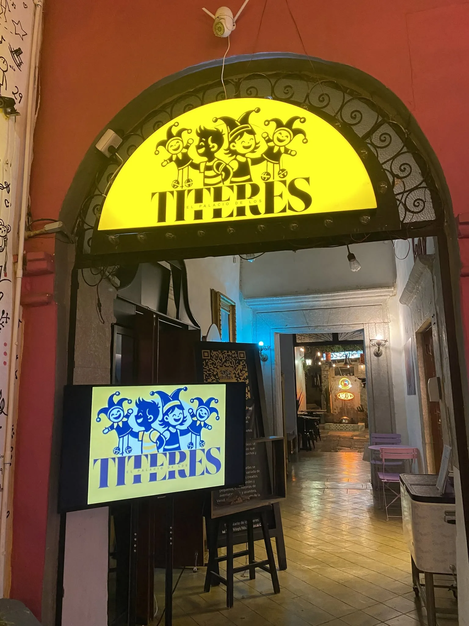 Fachada e ingreso de El Palacio de los Títeres