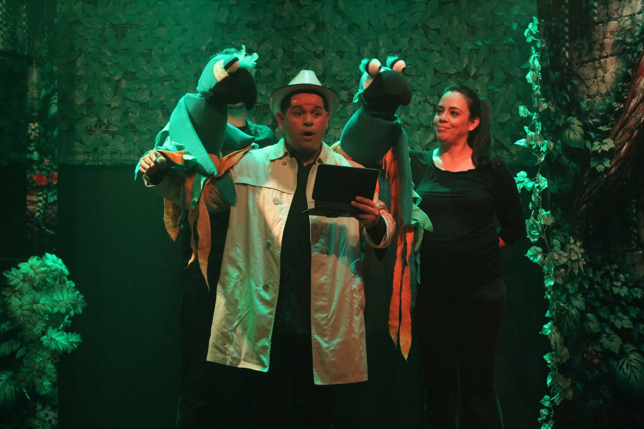 Función con títeres de loros en escena